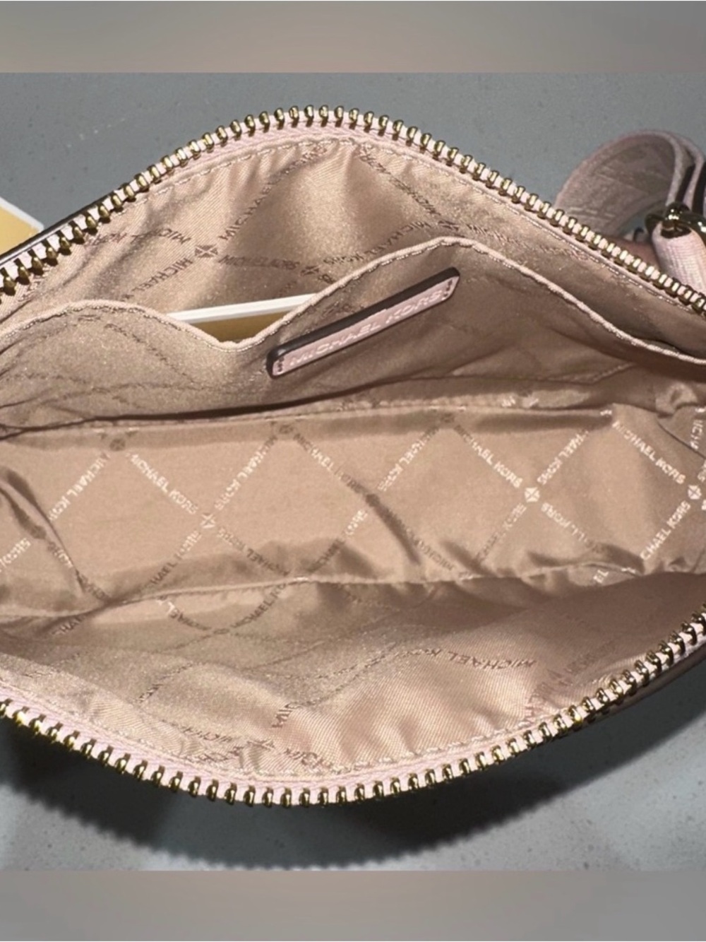 Michael Kors Jet Set small Saffiano leather crossbody bag w/earpod pro case. - Picture 4 of 7